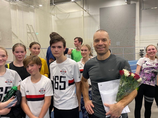 Bild från när Sergej fick sitt pris, under en träning i Sollentunahallen.