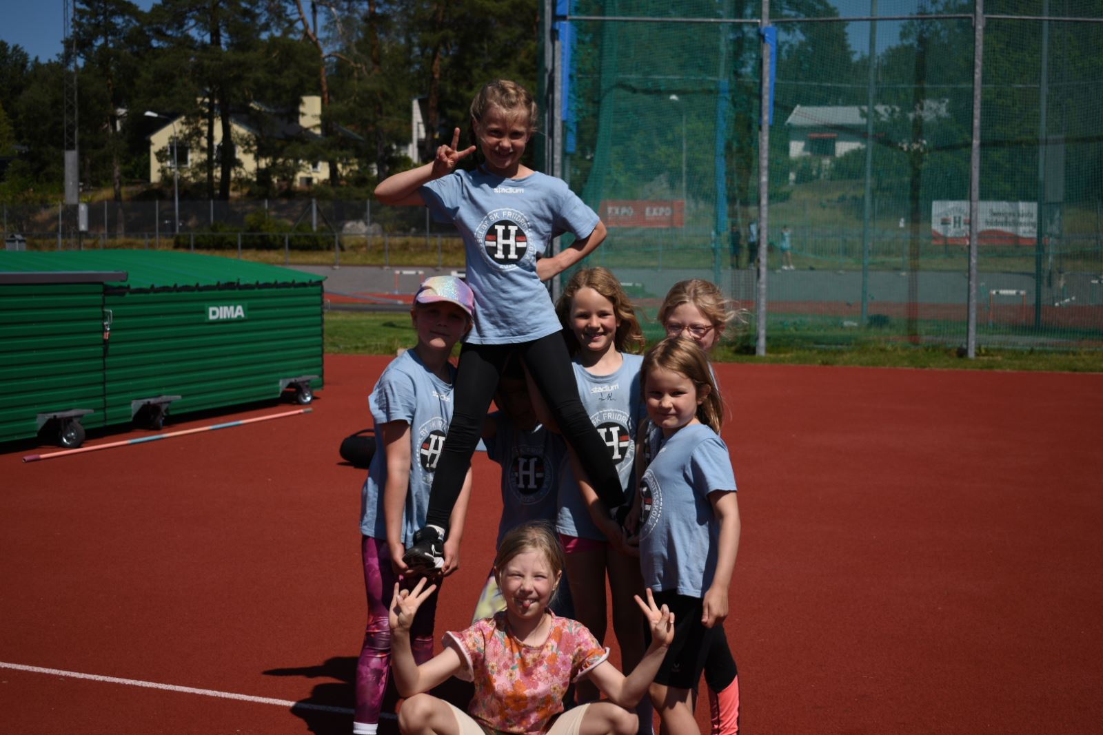 Glada deltagare p Friidrottsskolan ? tillsammans skapar vi sommarens bsta vecka.