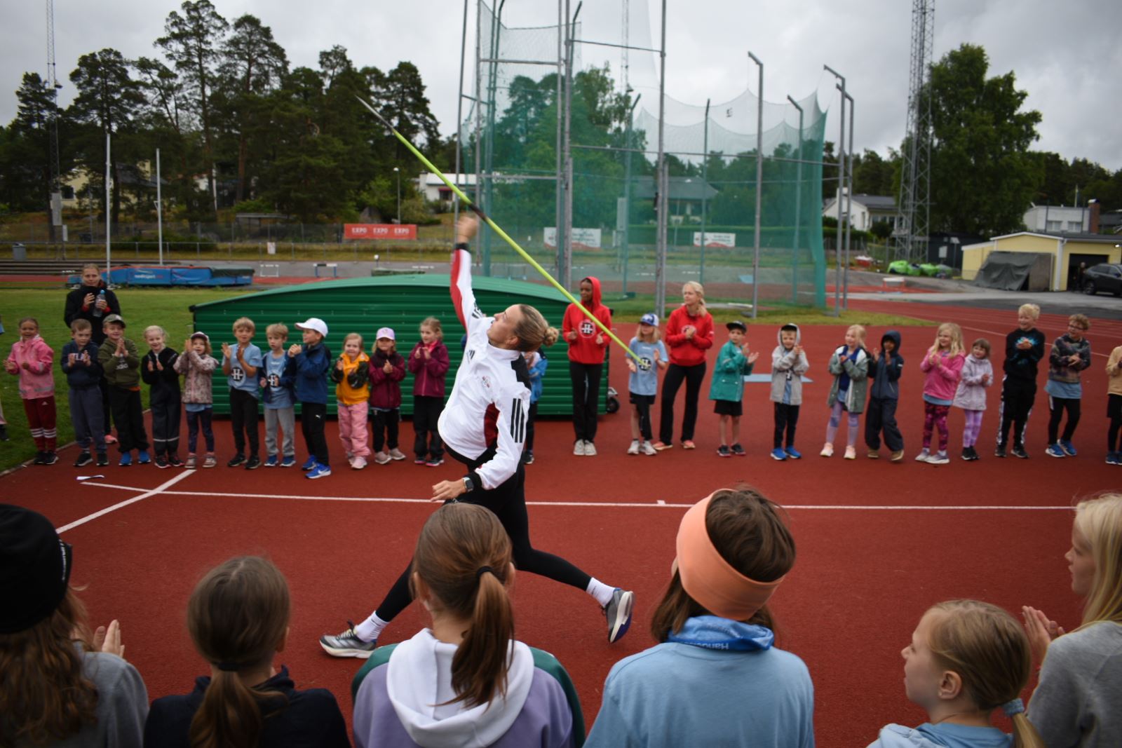 Beatrice Lantz ? trefaldig SM-vinnare i spjut ? visar barnen teknik och kastgldje.