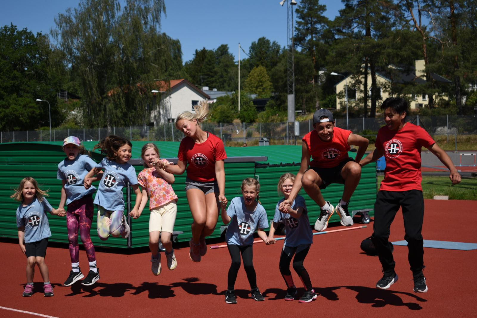 Full fart och friidrottsgldje ? gemensam hoppstart p dagen!