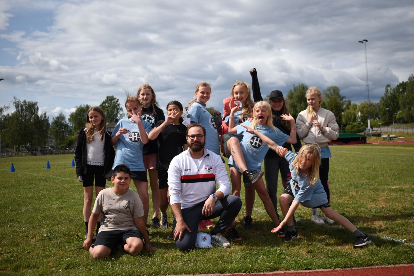 Ragnar Carlsson efter att han gett barnen en uppvisning i hur ett riktigt slggkast gr till.