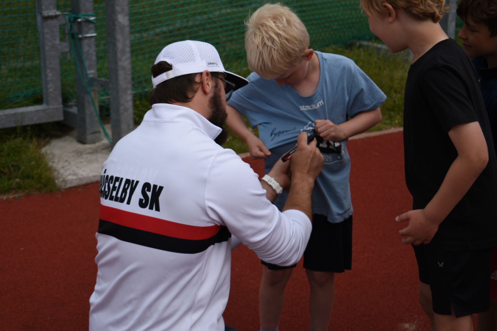 Slggkastaren Ragnar Carlsson skriver autograf.