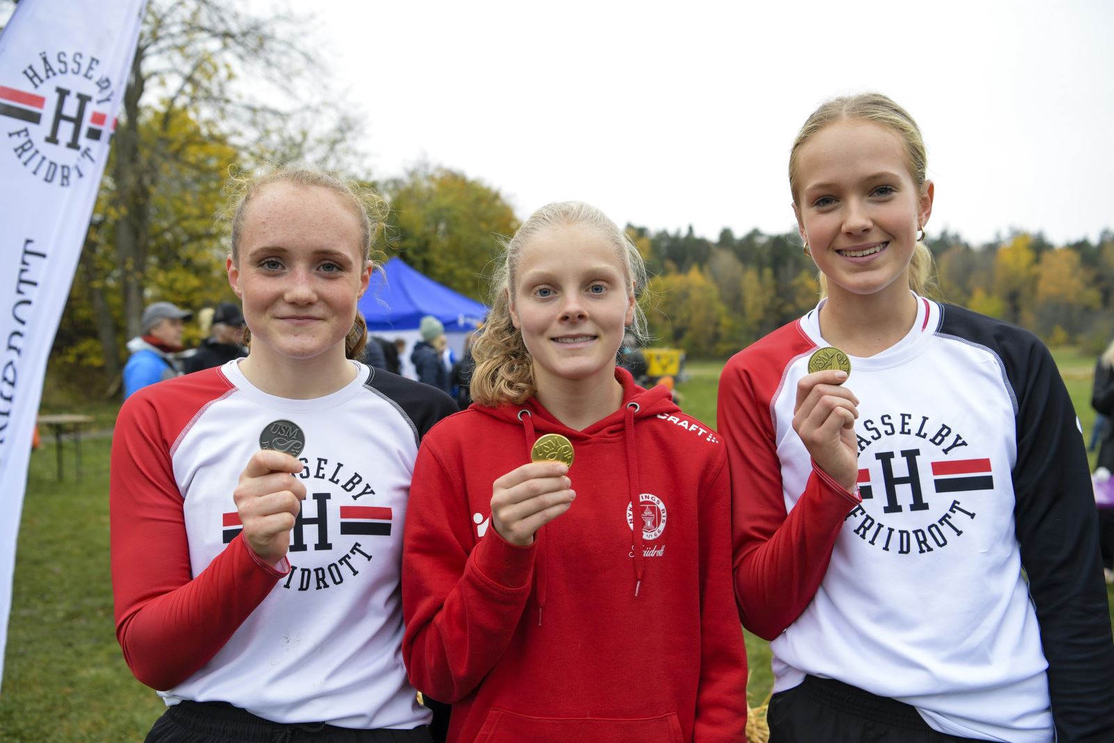 Prispallen fr F16 4 km med Hannah Kinane, Cajsa Alenius och Linn Adolfsson