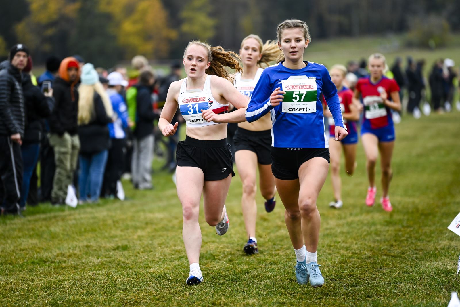 Hannah Kinane och Agnes Thundal i tten, bakom springer Linn Adolfsson