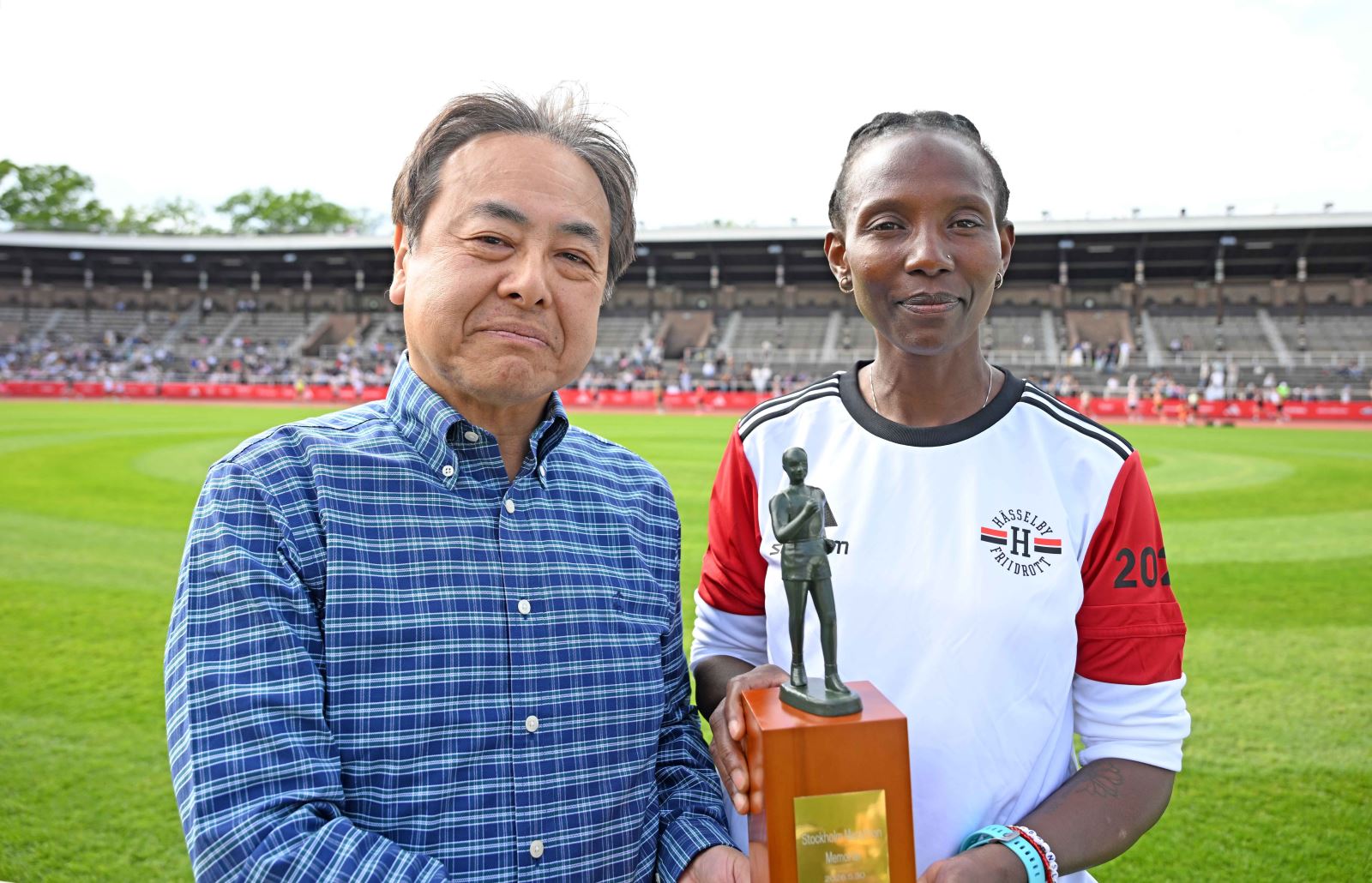 Bild p� Isabella Andersson och den japanske ambassad�ren Hideaki Mizukoshi.