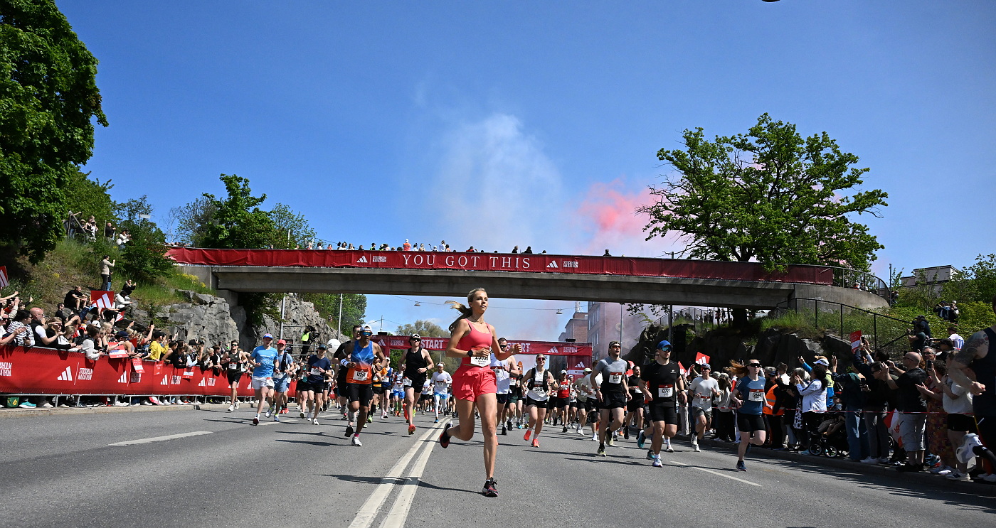 Bild fr�n starten utanf�r Stadion p� Stockholm Marathon i tjol