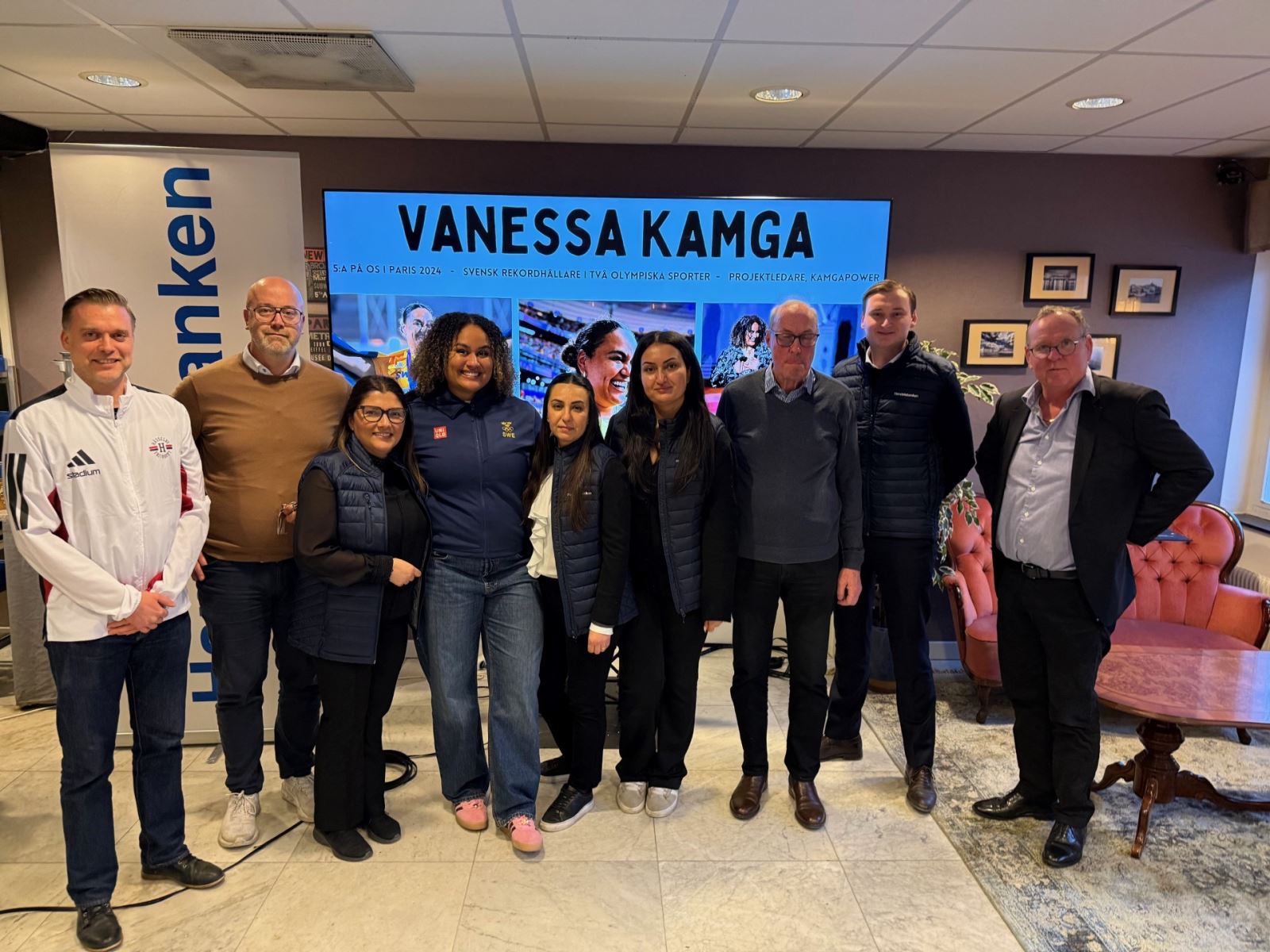 Vanessa med Handelsbankens medarbetare